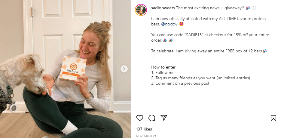 Un influenceur fait la promotion de barres protéinées sur Instagram grâce à son code d'affiliation unique