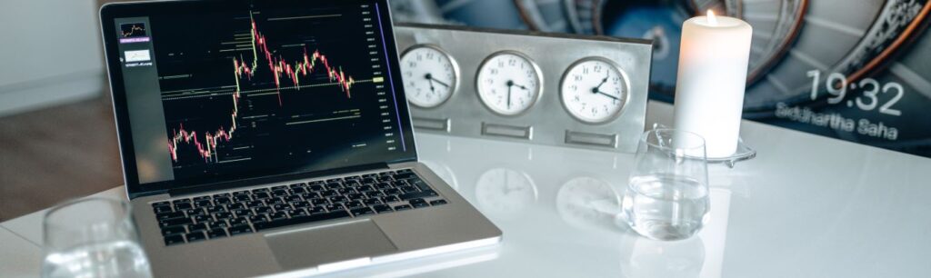 Ordinateur portable affichant des statistiques