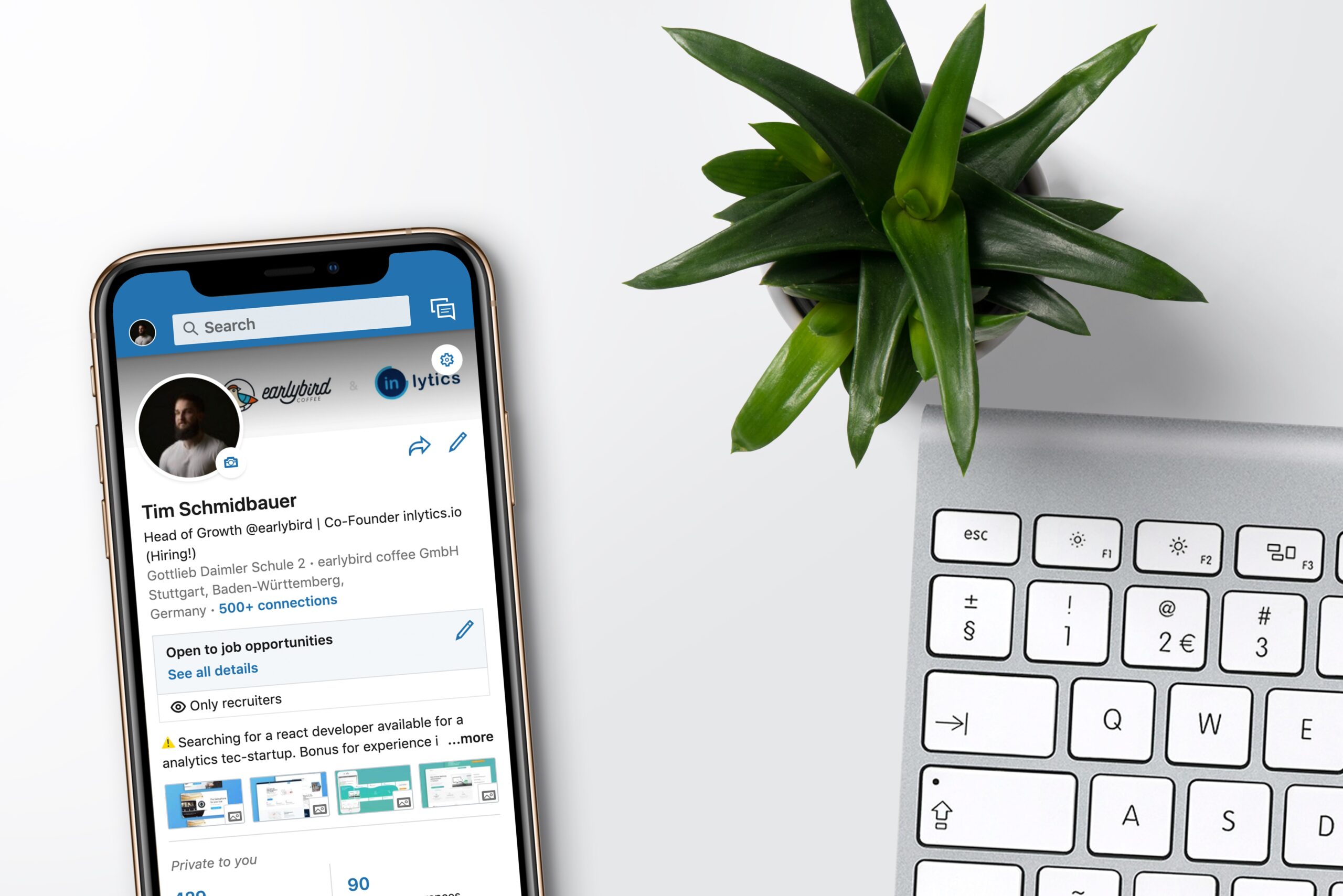 smartphone avec l'application LinkedIn ouverte et un clavier à côté