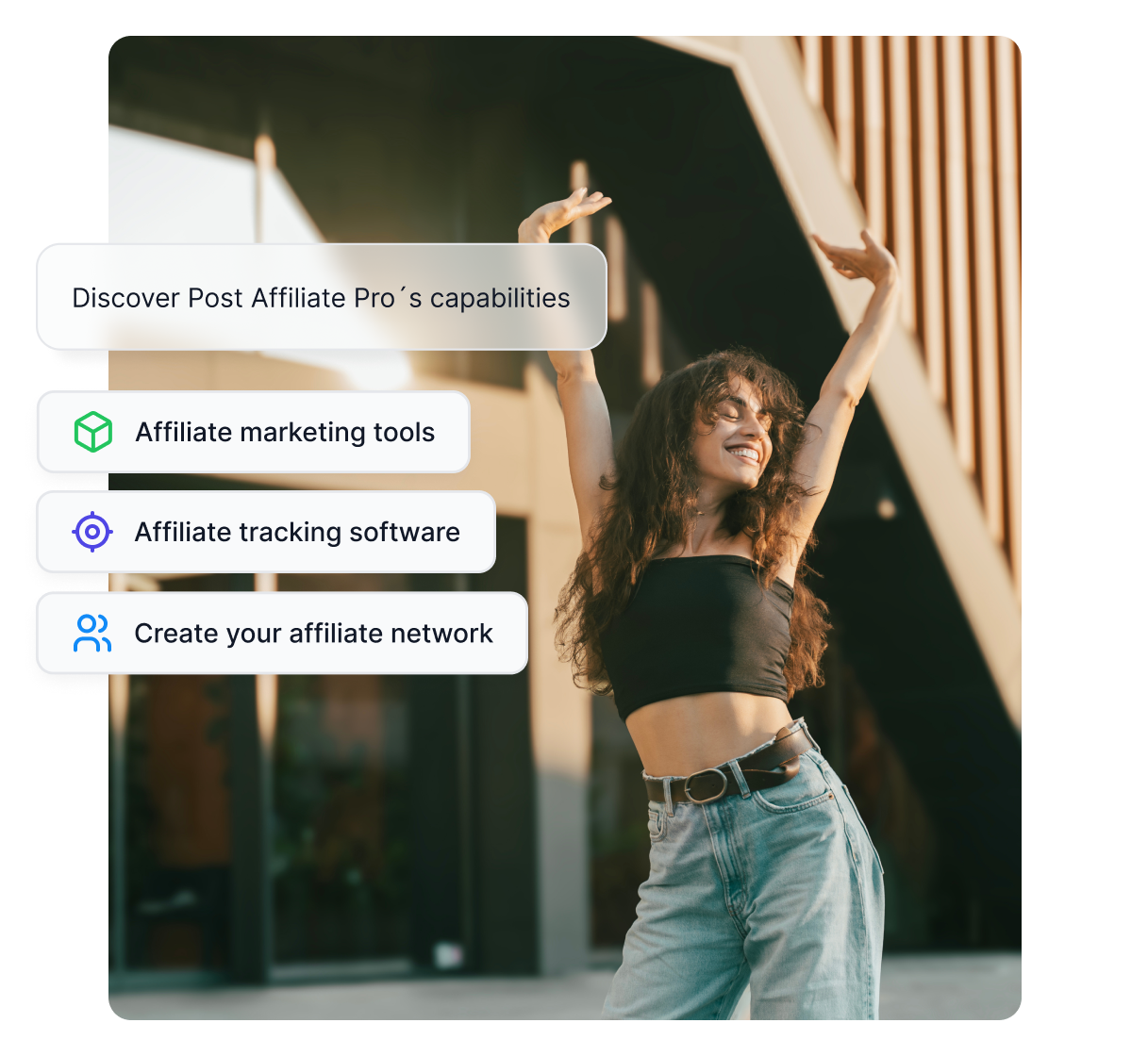 Une image d'une femme heureuse levant les bras, avec des textes en pop-up présentant les fonctionnalités de Post Affiliate Pro.